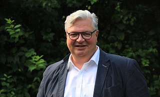 Der Bürgermeisteramtskandidat Elmar Kleine ist gern draußen an der frischen Luft - schließlich sei es die Natur, die Nieheim so lebens- und liebenswert mache, sagt er. - Madita Schellenberg Der Bürgermeisteramtskandidat Elmar Kleine ist gern draußen an der frischen Luft - schließlich sei es die Natur, die Nieheim so lebens- und liebenswert mache, sagt er. - Madita Schellenberg