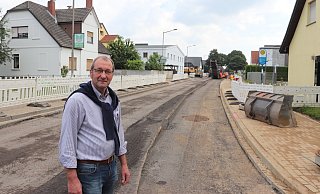 Friedrich-Wilhelm Worminghausen steht auf der Werster Straße. Das Foto entstand kurz vor den Asphaltierungsarbeiten. - Dirk Windmöller Friedrich-Wilhelm Worminghausen steht auf der Werster Straße. Das Foto entstand kurz vor den Asphaltierungsarbeiten. - Dirk Windmöller
