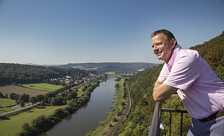 Matthias Goeken oberhalb der Weser. Hinweis: Der Weser-Skywalk ist derzeit wegen Corona gesperrt. - sabrinity.com Matthias Goeken oberhalb der Weser. Hinweis: Der Weser-Skywalk ist derzeit wegen Corona gesperrt. - sabrinity.com