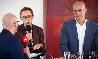 Stichwahl-Duell zwischen Christiana Bauer und Ingo Nürnberger am Mittwoch in der NW-Zentrale: Die beiden Bewerber für das städtische Spitzenamt stellten sich den Fragen von NW-Lokalchef Stefan Gerold (links) und Radio Bielefeld-Chefredakteur Timo Fratz. - Mike-Dennis Müller Stichwahl-Duell zwischen Christiana Bauer und Ingo Nürnberger am Mittwoch in der NW-Zentrale: Die beiden Bewerber für das städtische Spitzenamt stellten sich den Fragen von NW-Lokalchef Stefan Gerold (links) und Radio Bielefeld-Chefredakteur Timo Fratz. - Mike-Dennis Müller