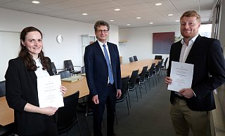 Neue Richter am Landgericht sind Sinja Lichtenberg und Michael Simonet. Klaus Petermann (M) überreichte die Urkunden. - Wolfgang Rudolf Neue Richter am Landgericht sind Sinja Lichtenberg und Michael Simonet. Klaus Petermann (M) überreichte die Urkunden. - Wolfgang Rudolf
