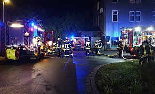 Im Bereich des alten Bahnhofs, wo auch der Alleenradweg beginnt, ist ein Geräteschuppen abgebrannt. - Feuerwehr Beverungen/Ewen Im Bereich des alten Bahnhofs, wo auch der Alleenradweg beginnt, ist ein Geräteschuppen abgebrannt. - Feuerwehr Beverungen/Ewen