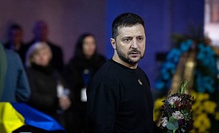 Der ukraininische Präsident Wolodymyr Selenskyj nimmt in Kiew an der Trauerzeremonie zu Ehren der Verstorbenen des Hubschrauberabsturzes um Innenminister Monastyrskyj teil. - Efrem Lukatsky/AP/dpa Der ukraininische Präsident Wolodymyr Selenskyj nimmt in Kiew an der Trauerzeremonie zu Ehren der Verstorbenen des Hubschrauberabsturzes um Innenminister Monastyrskyj teil. - Efrem Lukatsky/AP/dpa