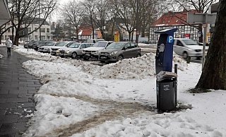 Die Stadt besteht auf ihre Parkgebühren, obwohl die Automaten wie hier an der Berliner Straße schwer zu erreichen sind. - Frank-Michael Kiel-Steinkamp Die Stadt besteht auf ihre Parkgebühren, obwohl die Automaten wie hier an der Berliner Straße schwer zu erreichen sind. - Frank-Michael Kiel-Steinkamp
