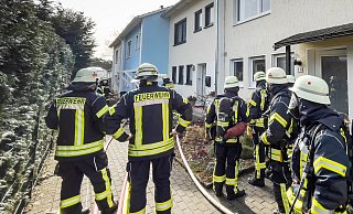 Mehrere Feuerwehrleute eilten zu der Brandwohnung, um die Flammen im Dachgeschoss zu bekämpfen. - Andreas Zobe Mehrere Feuerwehrleute eilten zu der Brandwohnung, um die Flammen im Dachgeschoss zu bekämpfen. - Andreas Zobe