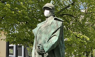 Mit Corona-Schutzmaske: Bismarck am Oberntorwall - NW-Archiv Mit Corona-Schutzmaske: Bismarck am Oberntorwall - NW-Archiv