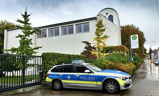 Die Polizisten vor der Synagoge reagierte sofort, als der auffällige Mann sich am Eingang zur Synagoge zeigte. - Barbara Franke Die Polizisten vor der Synagoge reagierte sofort, als der auffällige Mann sich am Eingang zur Synagoge zeigte. - Barbara Franke