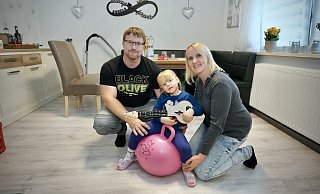 Angela und Lucas Gesel mit ihrer dreijährigen Tochter Chayenne. Um sie zu betreuen, wird wahrscheinlich ein Elternteil bald seinen Job aufgeben. - Peter Unger Angela und Lucas Gesel mit ihrer dreijährigen Tochter Chayenne. Um sie zu betreuen, wird wahrscheinlich ein Elternteil bald seinen Job aufgeben. - Peter Unger