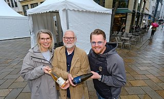 Kerstin Deppe (,,Deppe & Co.") und Dominik Stollberg (r.) bei Übernahme des Weinstands von Gerhard Klocke. - Andreas Zobe Kerstin Deppe (,,Deppe & Co.") und Dominik Stollberg (r.) bei Übernahme des Weinstands von Gerhard Klocke. - Andreas Zobe
