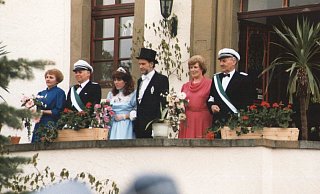 1986 errang Theo Elberich (4. v. l.) erstmalig die Königswürde. Liesel Lange (v.l.), Theo Lange, Ursula Elberich, Mia Brecker und Alfons Brecker bildeten damals den Hofstaat in der Schützengilde Born-Münsterbrock. - Repro: Theo Elberich 1986 errang Theo Elberich (4. v. l.) erstmalig die Königswürde. Liesel Lange (v.l.), Theo Lange, Ursula Elberich, Mia Brecker und Alfons Brecker bildeten damals den Hofstaat in der Schützengilde Born-Münsterbrock. - Repro: Theo Elberich