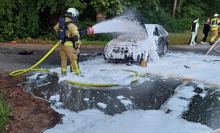 Einsatzstelle an der Einmündung zum Forsthaus: Einsatzkräfte der Feuerwehr löschen einen Mercedes, dessen Motor auf der A44 Feuer gefangen hatte. - Feuerwehr Warburg Einsatzstelle an der Einmündung zum Forsthaus: Einsatzkräfte der Feuerwehr löschen einen Mercedes, dessen Motor auf der A44 Feuer gefangen hatte. - Feuerwehr Warburg
