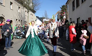 Das Prinzenpaar Uta Klare und Alexander Hannibal sorgt beim Rosenmontagsumzug in Steinheim für gute Stimmung. - David Schellenberg Das Prinzenpaar Uta Klare und Alexander Hannibal sorgt beim Rosenmontagsumzug in Steinheim für gute Stimmung. - David Schellenberg