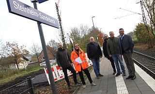 Haben jüngst den Fortschritt der Modernisierungsmaßnahmen begutachtet: Alexander Rauer (Stadt Steinheim, v. l.), Bahnhofsmanagerin Claudia Heck, der Sandebecker Reinhard Rulle (UWG), Ivan Kurtovic (NWL), Matthias Otto (Bezirksausschussvorsitzender, CDU) und Bürgermeister Carsten Torke. - Madita Schellenberg Haben jüngst den Fortschritt der Modernisierungsmaßnahmen begutachtet: Alexander Rauer (Stadt Steinheim, v. l.), Bahnhofsmanagerin Claudia Heck, der Sandebecker Reinhard Rulle (UWG), Ivan Kurtovic (NWL), Matthias Otto (Bezirksausschussvorsitzender, CDU) und Bürgermeister Carsten Torke. - Madita Schellenberg