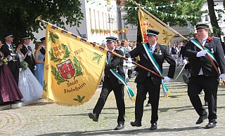 Die Fahne ist ein wichtiges Symbol beim Schützenfest und wird oft bei Prozessionen und anderen Veranstaltungen vom Fahnenträger getragen. - Madita Schellenberg Die Fahne ist ein wichtiges Symbol beim Schützenfest und wird oft bei Prozessionen und anderen Veranstaltungen vom Fahnenträger getragen. - Madita Schellenberg