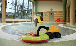Im Kinderbecken des Nieheimer Kombibades im Innenbereich. Es soll mit der Sanierung mit dem Außenbereich verbunden werden. - David Schellenberg/Archiv Im Kinderbecken des Nieheimer Kombibades im Innenbereich. Es soll mit der Sanierung mit dem Außenbereich verbunden werden. - David Schellenberg/Archiv