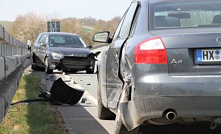 Audi (vorn) und Ford waren nach der Kollision auf der B64 nicht mehr fahrbereit. - David Schellenberg Audi (vorn) und Ford waren nach der Kollision auf der B64 nicht mehr fahrbereit. - David Schellenberg