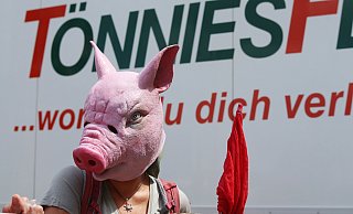 In Gütersloh wird vor dem Werkstor von Tönnies demonstriert. Auch Bürger im Kreis Herford bekommen die Auswirkungen des Corona-Gaus zu spüren. - (Symbolbild): Patrick Menzel In Gütersloh wird vor dem Werkstor von Tönnies demonstriert. Auch Bürger im Kreis Herford bekommen die Auswirkungen des Corona-Gaus zu spüren. - (Symbolbild): Patrick Menzel