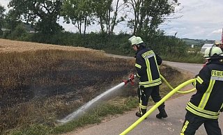 Im Einsatz: Die Feuerwehr löscht ein Kornfeld bei Lüchtringen. - Feuerwehr Höxter Im Einsatz: Die Feuerwehr löscht ein Kornfeld bei Lüchtringen. - Feuerwehr Höxter