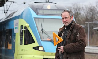 Dirk Schitthelm, Vorsitzender der Bürgerinitiative Widuland auf dem Bahnhof Löhne. - Ulf Hanke Dirk Schitthelm, Vorsitzender der Bürgerinitiative Widuland auf dem Bahnhof Löhne. - Ulf Hanke