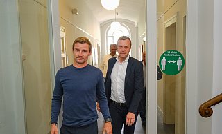 Sebastian Hille (l.) und Arminia Bielefelds kaufmännischer Geschäftsführer Christoph Wortmann verlassen gemeinsam das Arbeitsgericht in Bielefeld. - Andreas Zobe Sebastian Hille (l.) und Arminia Bielefelds kaufmännischer Geschäftsführer Christoph Wortmann verlassen gemeinsam das Arbeitsgericht in Bielefeld. - Andreas Zobe
