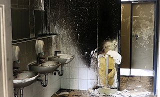 Die Toilette wurde bei dem Brand erheblich Beschädigt. - Alex Lehn Die Toilette wurde bei dem Brand erheblich Beschädigt. - Alex Lehn