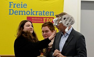 Der Schaum traf FDP-Chef Christian Lindner mitten ins Gesicht. - Stefan Sauer/dpa Der Schaum traf FDP-Chef Christian Lindner mitten ins Gesicht. - Stefan Sauer/dpa