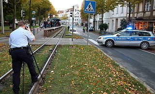 Die Bielefelder Polizei nimmt Spuren nach dem Vorfall an der Haltestelle Landgericht auf. - Jens Reichenbach Die Bielefelder Polizei nimmt Spuren nach dem Vorfall an der Haltestelle Landgericht auf. - Jens Reichenbach