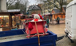 Abreise: Der Bär auf dem Pferdeschlitten wird ein paar Minuten später abtransportiert. Die meisten Schausteller begannen am Montag bereits mit dem Abbau des Weihnachtsmarktes. Zunächst wurden leicht demontierbare Teile abgeschraubt und zurück ins Lager gebracht. - Jobst Lüdeking Abreise: Der Bär auf dem Pferdeschlitten wird ein paar Minuten später abtransportiert. Die meisten Schausteller begannen am Montag bereits mit dem Abbau des Weihnachtsmarktes. Zunächst wurden leicht demontierbare Teile abgeschraubt und zurück ins Lager gebracht. - Jobst Lüdeking