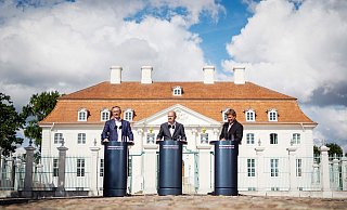 Bundeskanzler Olaf Scholz (SPD), Wirtschaftsminister Robert Habeck (Grüne) und Finanzminister Christian Lindner (FDP) geben am 31.08.2022 vor dem Schloss Meseberg eine Pressekonferenz. - Kay Nietfeld/dpa Bundeskanzler Olaf Scholz (SPD), Wirtschaftsminister Robert Habeck (Grüne) und Finanzminister Christian Lindner (FDP) geben am 31.08.2022 vor dem Schloss Meseberg eine Pressekonferenz. - Kay Nietfeld/dpa