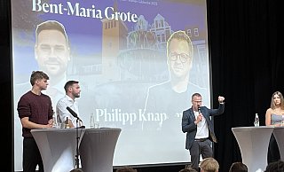 Die Lübbecker Bürgermeisterkandidaten Bent-Maria Grote (CDU) und Philipp Knappmeyer (SPD) hatten auf der Bühne im Wittekind-Gymnasium die Möglichkeit, den Schülern ihre Standpunkte vorzustellen. Die Schüler Lasse Marquardt (l.) und Aleyna Bode (r.) moderierten die Diskussion. - Amelie Halstenberg Die Lübbecker Bürgermeisterkandidaten Bent-Maria Grote (CDU) und Philipp Knappmeyer (SPD) hatten auf der Bühne im Wittekind-Gymnasium die Möglichkeit, den Schülern ihre Standpunkte vorzustellen. Die Schüler Lasse Marquardt (l.) und Aleyna Bode (r.) moderierten die Diskussion. - Amelie Halstenberg