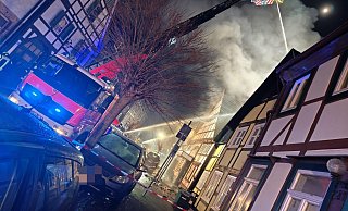 In der Hinteren Straße in Holzminden löscht die Feuerwehr ein in Brand geratenes unbewohntes Fachwerkhaus. - Svenja Ludwig In der Hinteren Straße in Holzminden löscht die Feuerwehr ein in Brand geratenes unbewohntes Fachwerkhaus. - Svenja Ludwig