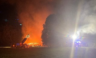 In voller Ausdehnung brennt das Gebäude in der Kleingartenanlage Balhorner Feld. - Feuerwehr Paderborn In voller Ausdehnung brennt das Gebäude in der Kleingartenanlage Balhorner Feld. - Feuerwehr Paderborn