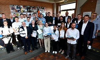 Mit Urkunden und Präsenten werden die 26 frischgekürten Gesellinnen und Gesellen für ihre hervorragenden Prüfungsleistungen von Vertretern der Kreishandwerkerschaft Höxter-Warburg im Foyer des Kolping-Berufsbildungswerkes ausgezeichnet. - Kreishandwerkerschaft Höxter-Warburg Mit Urkunden und Präsenten werden die 26 frischgekürten Gesellinnen und Gesellen für ihre hervorragenden Prüfungsleistungen von Vertretern der Kreishandwerkerschaft Höxter-Warburg im Foyer des Kolping-Berufsbildungswerkes ausgezeichnet. - Kreishandwerkerschaft Höxter-Warburg