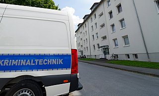 Eine Mordkommission ermittelt wegen eines Tötungsdelikts in Paderborn-Elsen. Am Montag war die Kriminaltechnik zur Spurensicherung am Tatort. - Ralph Meyer Eine Mordkommission ermittelt wegen eines Tötungsdelikts in Paderborn-Elsen. Am Montag war die Kriminaltechnik zur Spurensicherung am Tatort. - Ralph Meyer