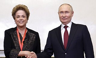 Russlands Präsident Wladimir Putin (r) und die ehemalige brasilianische Präsidentin Dilma Rousseff: Die russischen Behörden nutzen das Forum als Schaufenster, um die Entwicklung des Landes zu präsentieren und Investoren anzulocken. - Vladimir Smirnov/Pool Sputnik Kremlin/AP/dpa Russlands Präsident Wladimir Putin (r) und die ehemalige brasilianische Präsidentin Dilma Rousseff: Die russischen Behörden nutzen das Forum als Schaufenster, um die Entwicklung des Landes zu präsentieren und Investoren anzulocken. - Vladimir Smirnov/Pool Sputnik Kremlin/AP/dpa