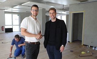 Noch sind die neuen Räumlichkeiten Baustelle. Doch Inhaber Daniel Koberstein (l.) und Studioleiter Marco Grotemeyer sind zuversichtlich, dass sie Mitte August Eröffnung feiern können. - Nicole Sielermann Noch sind die neuen Räumlichkeiten Baustelle. Doch Inhaber Daniel Koberstein (l.) und Studioleiter Marco Grotemeyer sind zuversichtlich, dass sie Mitte August Eröffnung feiern können. - Nicole Sielermann