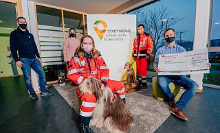 Die Stadtwerke Schloß Holte-Stukenbrock, hier mit Geschäftsführer Marco Fuhrmann (rechts), den Mitarbeitern Pascal Schippling (von links) und Annika Ruhe-Götzke unterstützen die Arbeit der BRH-Rettungshundestaffel Lippe-Ems mit einer Spende von 300 Euro. Diesen Betrag wollen die Staffel-Gruppenführerin Pauline Synowski mit Frieda und die Staffel-Vorsitzende Kirstin Ewerszumrode mit Luna und Emmy für die Anschaffung neuer GPS-Geräte nutzen. - Besim Mazhiqi Die Stadtwerke Schloß Holte-Stukenbrock, hier mit Geschäftsführer Marco Fuhrmann (rechts), den Mitarbeitern Pascal Schippling (von links) und Annika Ruhe-Götzke unterstützen die Arbeit der BRH-Rettungshundestaffel Lippe-Ems mit einer Spende von 300 Euro. Diesen Betrag wollen die Staffel-Gruppenführerin Pauline Synowski mit Frieda und die Staffel-Vorsitzende Kirstin Ewerszumrode mit Luna und Emmy für die Anschaffung neuer GPS-Geräte nutzen. - Besim Mazhiqi