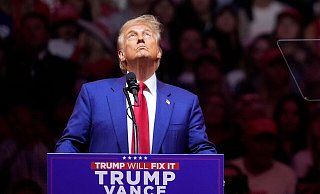 Die Frage, ob der Republikaner Donald Trump oder Demokratin Kamala Harris als Nächstes ins Oval Office im Weißen Haus einzieht, hat nicht nur große Bedeutung für das Land, sondern auch für die Welt. (Archivbild) - Evan Vucci/AP/dpa Die Frage, ob der Republikaner Donald Trump oder Demokratin Kamala Harris als Nächstes ins Oval Office im Weißen Haus einzieht, hat nicht nur große Bedeutung für das Land, sondern auch für die Welt. (Archivbild) - Evan Vucci/AP/dpa