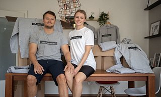 Eine Wohnung wird zum Lagerraum: Leslie und Jannis Johannmeier zwischen den Kartons mit den Shirts, die sie zu Gunsten der Tochter des verstorbenen Sebastian Kopschek verkaufen. - Privat Eine Wohnung wird zum Lagerraum: Leslie und Jannis Johannmeier zwischen den Kartons mit den Shirts, die sie zu Gunsten der Tochter des verstorbenen Sebastian Kopschek verkaufen. - Privat