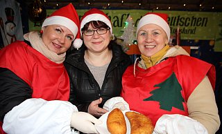 Beljasch (Hefetaschen gefüllt mit Hackfleisch) und selbstgebackenen Pirogen sind sehr beliebt. Julia (v. l.), Natali Hagelganz und Anna Gordeev präsentieren die Leckerein. - Johannes Büttner Beljasch (Hefetaschen gefüllt mit Hackfleisch) und selbstgebackenen Pirogen sind sehr beliebt. Julia (v. l.), Natali Hagelganz und Anna Gordeev präsentieren die Leckerein. - Johannes Büttner