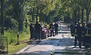 Mitten auf der Übungsstrecke zwischen ausgelegten Schläuchen war ein privates Auto aus Bad Driburg plötzlich aufgetaucht. - FFW Willebadessen Mitten auf der Übungsstrecke zwischen ausgelegten Schläuchen war ein privates Auto aus Bad Driburg plötzlich aufgetaucht. - FFW Willebadessen