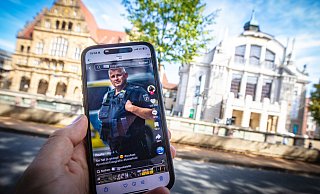 Dieses schöne Foto ist bei der spontanen Aktion entstanden. Die Worte des Polizisten haben viele Menschen berührt. - Mike-Dennis Müller Dieses schöne Foto ist bei der spontanen Aktion entstanden. Die Worte des Polizisten haben viele Menschen berührt. - Mike-Dennis Müller