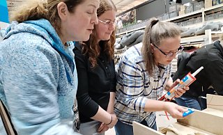 Volle Konzentration: Unter den wachsamen Augen ihrer Schwestern Kerstin (li.) und Monika Cordes trägt Anke Scheer das Silikon auf. Alle drei sind erfahrene Heimwerkerinnen und haben keine Angst davor, richtig anzupacken. - Gabriele Freimuth Volle Konzentration: Unter den wachsamen Augen ihrer Schwestern Kerstin (li.) und Monika Cordes trägt Anke Scheer das Silikon auf. Alle drei sind erfahrene Heimwerkerinnen und haben keine Angst davor, richtig anzupacken. - Gabriele Freimuth