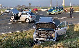 Im Einmündungsbereich der Straße Im Knick auf die Bundesstraße 64 kollidierten zwei Fahrzeuge. Dabei wurden beide Fahrer verletzt. - Ralph Meyer Im Einmündungsbereich der Straße Im Knick auf die Bundesstraße 64 kollidierten zwei Fahrzeuge. Dabei wurden beide Fahrer verletzt. - Ralph Meyer