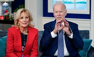 US-Präsident Joe Biden und First Lady Jill Biden sprechen per Telefonkonferenz mit dem NORAD Tracks Santa Operations Center. - Foto: Carolyn Kaster/AP/dpa US-Präsident Joe Biden und First Lady Jill Biden sprechen per Telefonkonferenz mit dem NORAD Tracks Santa Operations Center. - Foto: Carolyn Kaster/AP/dpa
