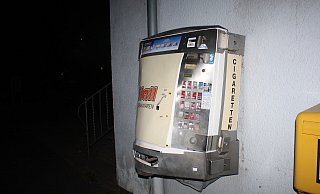 Völlig zerstört: Der in der Nacht gesprengte Automat am Brakeler Bahnhof. Er ist inzwischen abgebaut. - Polizei Völlig zerstört: Der in der Nacht gesprengte Automat am Brakeler Bahnhof. Er ist inzwischen abgebaut. - Polizei