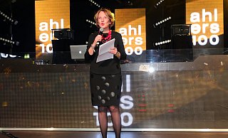 Die Vorstandsvorsitzende Stella Ahlers bewies bei ihrer Ansprache Mut zur (roten) Farbe und trug entsprechende Schuhe. - Frank-Michael Kiel-Steinkamp Die Vorstandsvorsitzende Stella Ahlers bewies bei ihrer Ansprache Mut zur (roten) Farbe und trug entsprechende Schuhe. - Frank-Michael Kiel-Steinkamp