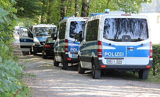 Etwa 100 Polizisten durchkämmten Waldgebiete nahe Borgentreich-Natzungen, sie sind auf der Suche nach versteckten Waffen. - David Schellenberg Etwa 100 Polizisten durchkämmten Waldgebiete nahe Borgentreich-Natzungen, sie sind auf der Suche nach versteckten Waffen. - David Schellenberg