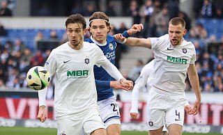 Arminia Bielefelds Mittelstürmer Roberts Uldrikis (Mitte) kam vor dem Tor einfach nicht durch. - Oliver Krato Arminia Bielefelds Mittelstürmer Roberts Uldrikis (Mitte) kam vor dem Tor einfach nicht durch. - Oliver Krato