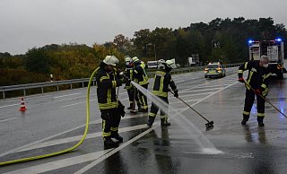 Die Feuerwehr säubert die Fahrbahn der Oerlinghauser Straße von Betonresten. - Andreas Eickhoff Die Feuerwehr säubert die Fahrbahn der Oerlinghauser Straße von Betonresten. - Andreas Eickhoff